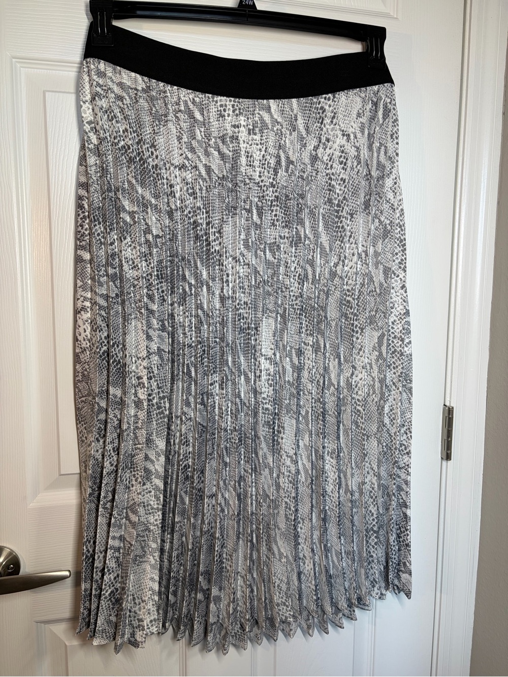Time and Tru Pleated Snake-Print Midi Skirt in Black and Gray - Picture 2 of 6